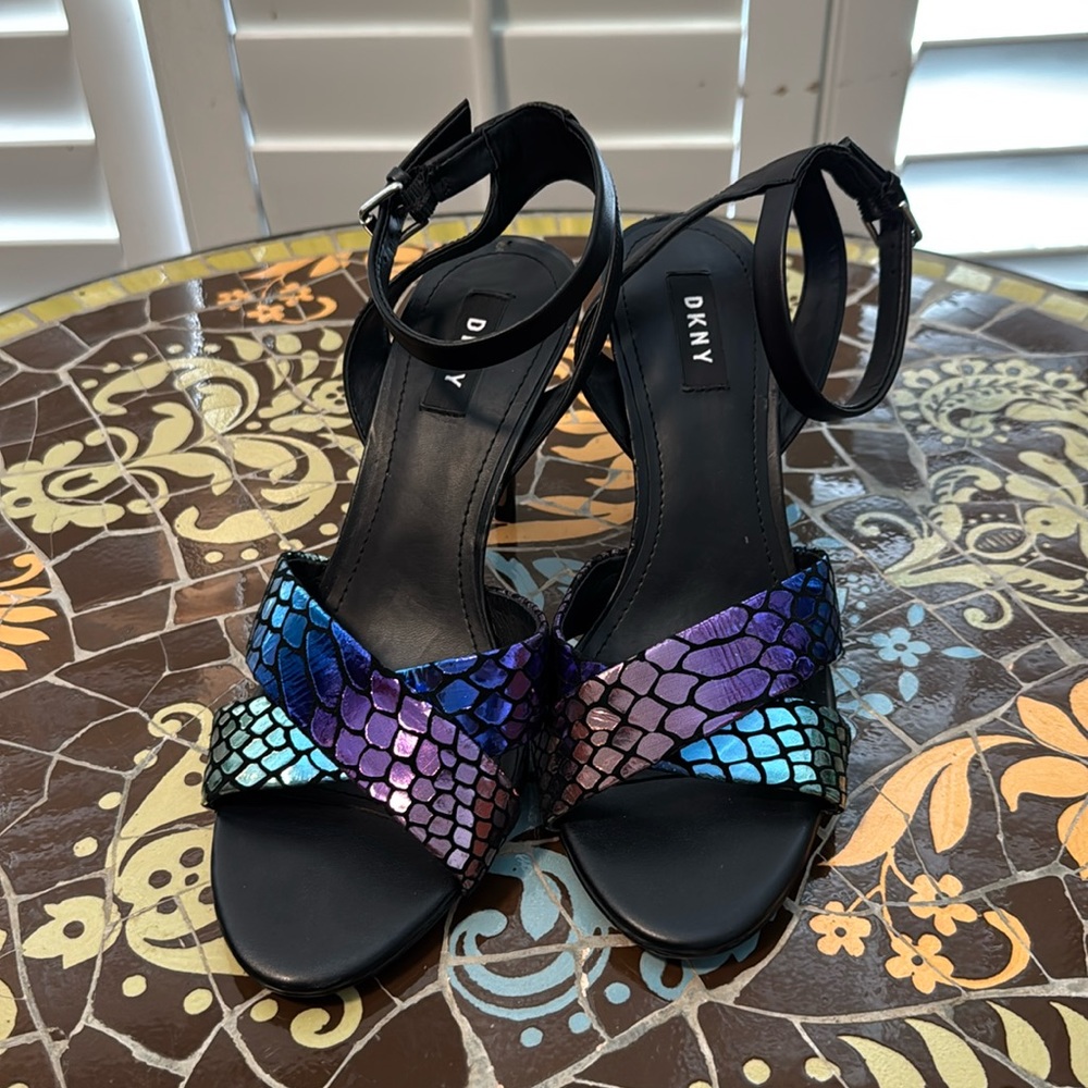 DKNY METALLIC OPEN TOE HEEL SZ: 8.5 M